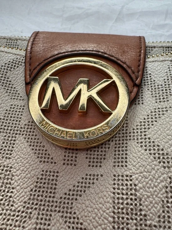 Michael Kors Fulton Vanilla Signature Crossbody - Picture 4 of 16